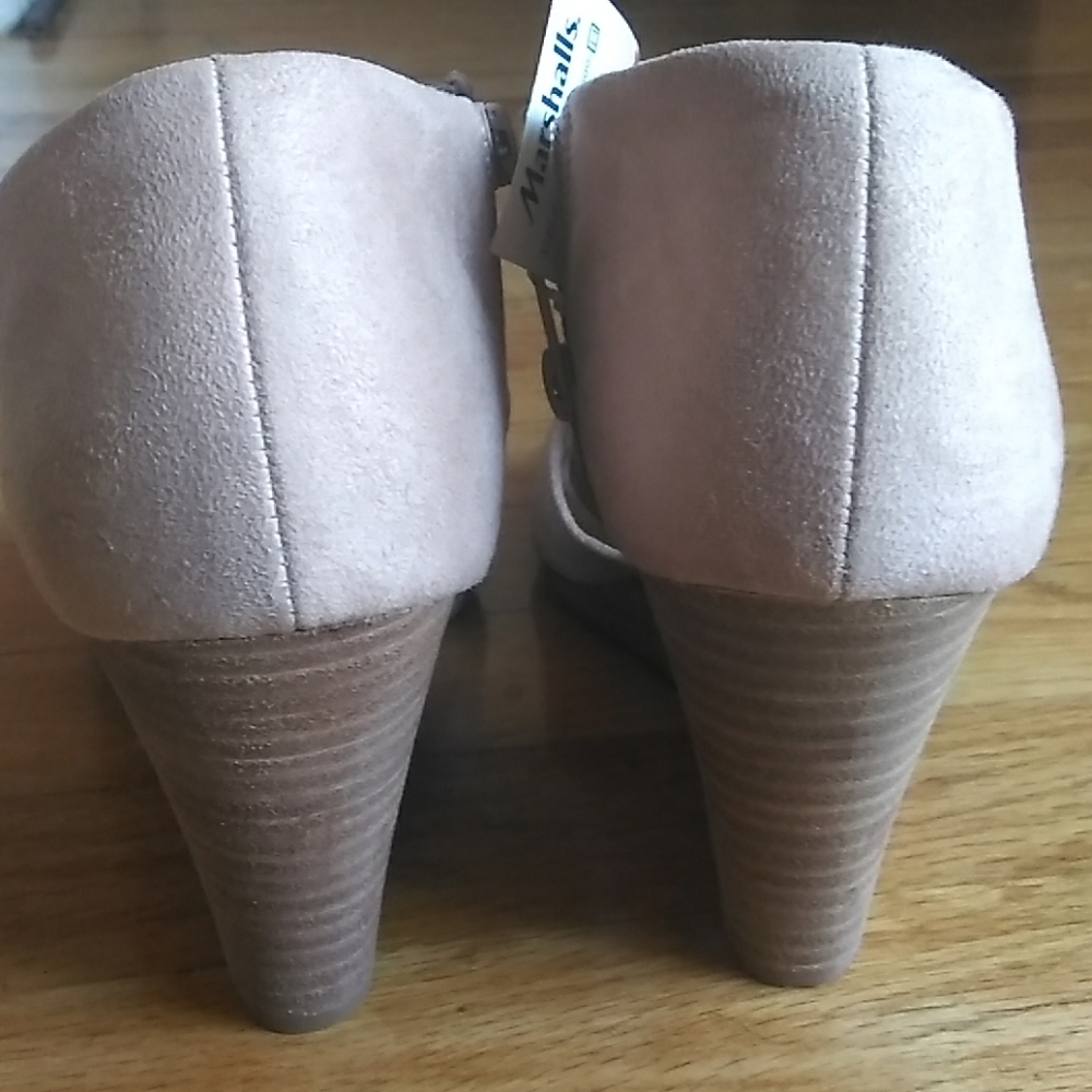 Shoe - Picture 3 of 4